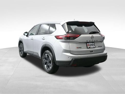 Used 2024 Nissan Rogue SV AWD/4WD image 9