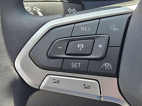Used 2023 Volkswagen Taos SE w/ Panoramic Sunroof Package FWD image 24