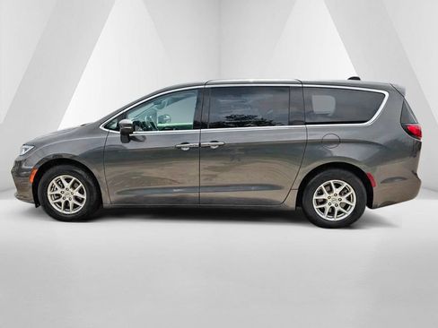 Used 2023 Chrysler Pacifica Touring-L FWD image 4