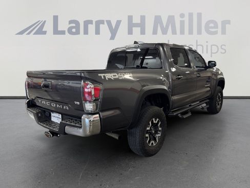 Certified 2022 Toyota Tacoma TRD Off-Road AWD/4WD image 5