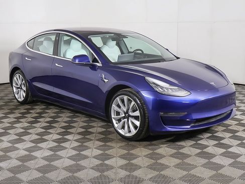 Used 2018 Tesla Model 3 Mid Range image 2