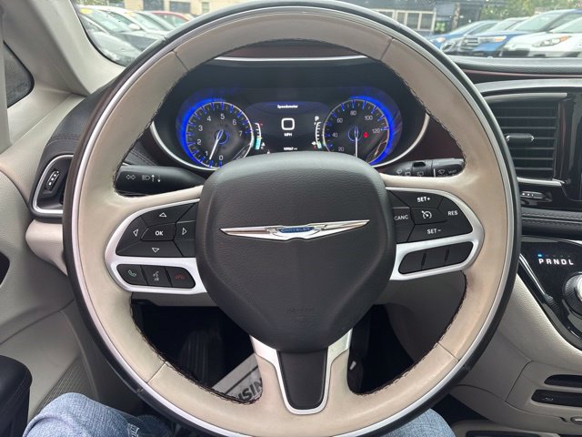 Used 2017 Chrysler Pacifica Limited w/ UConnect Theater Package FWD image 10