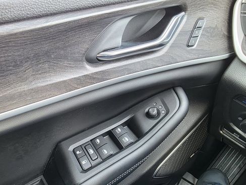 Used 2024 Jeep Grand Cherokee Limited 4xe image 10