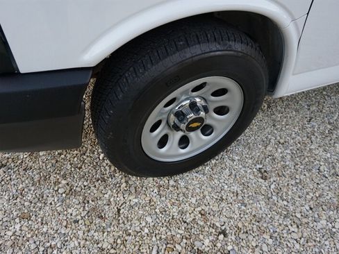 Used 2010 Chevrolet Express 1500 image 33