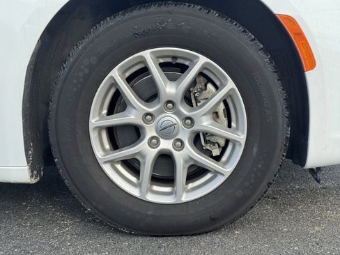 Used 2024 Chrysler Pacifica Touring-L image 5