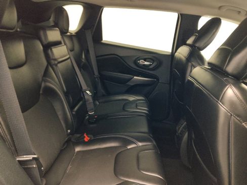 Used 2019 Jeep Cherokee Latitude Plus image 19