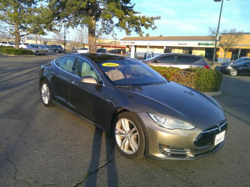 Used 2015 Tesla Model S 85 image 2