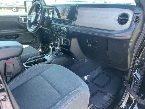 Used 2025 Jeep Wrangler Unlimited Sahara AWD/4WD image 34