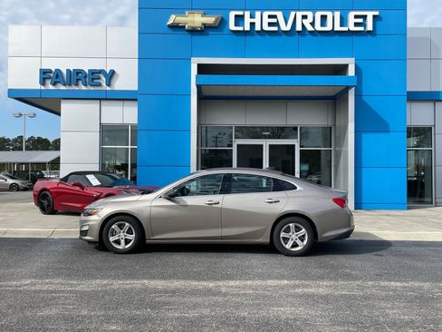 Used 2022 Chevrolet Malibu LS image 2