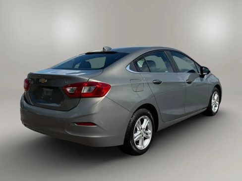 Used 2017 Chevrolet Cruze LT w/ Convenience Package FWD image 4
