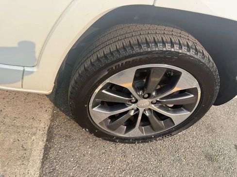 Used 2019 Jeep Cherokee Overland w/ Technology Group image 9