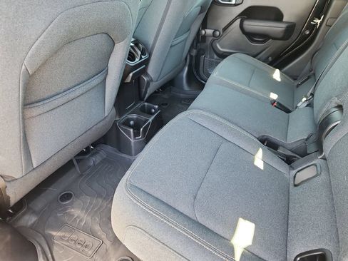 Used 2024 Jeep Gladiator Sport AWD/4WD image 9