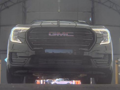 Used 2023 GMC Terrain SLE w/ Driver Convenience Package image 3