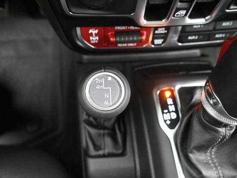 Used 2025 Jeep Gladiator Rubicon w/ Convenience Group AWD/4WD image 36