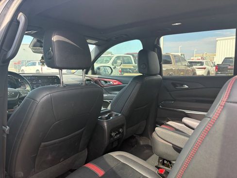 Used 2025 Chevrolet Traverse RS FWD image 9