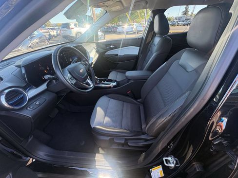 Used 2025 Chevrolet Trax LT w/ LT Convenience Package FWD image 25
