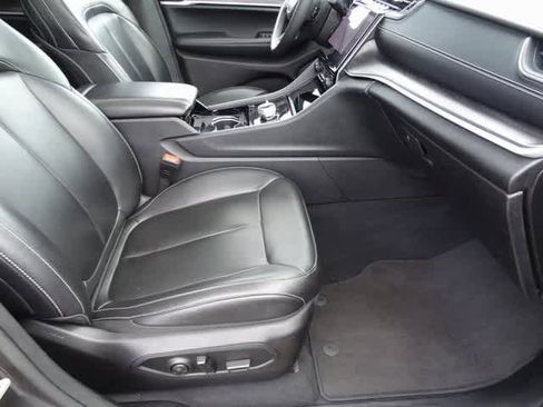 Used 2023 Jeep Grand Cherokee Limited image 16