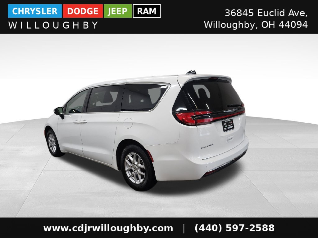 Used 2023 Chrysler Pacifica Touring-L FWD image 7