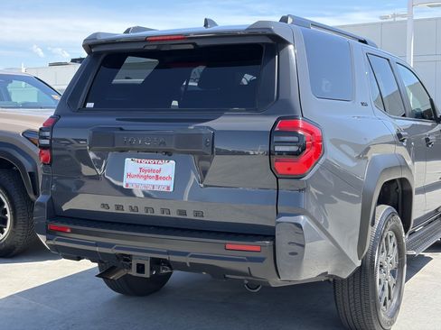 Certified 2025 Toyota 4Runner SR5 AWD/4WD image 4