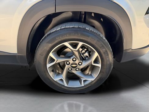 Used 2025 Chevrolet Trax LT FWD image 18