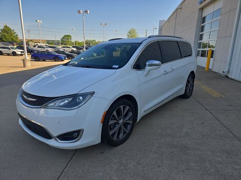Used 2018 Chrysler Pacifica Limited w/ Tire & Wheel Group FWD image 4