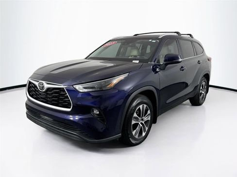 Certified 2023 Toyota Highlander XLE image 2