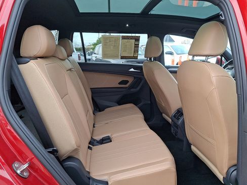 Used 2023 Volkswagen Tiguan SE w/ Panoramic Sunroof Package image 14