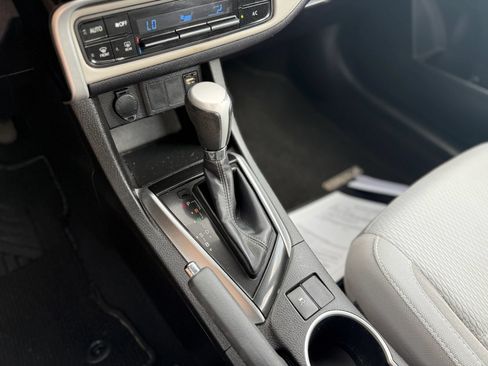 Used 2017 Toyota Corolla LE w/ Carpet Mat Package (TMS) FWD image 23