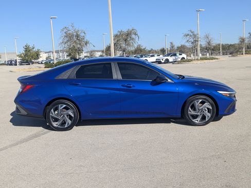 Used 2025 Hyundai Elantra Sport image 4