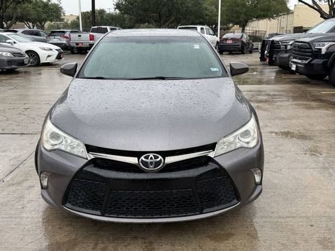 Used 2015 Toyota Camry SE w/ Moonroof Package FWD image 2