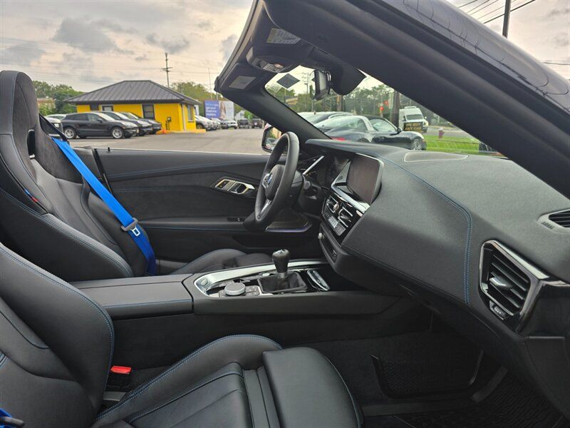 Used 2025 BMW Z4 M40i w/ Edition RWD image 24