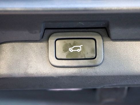 Used 2017 Land Rover Discovery First Edition image 29