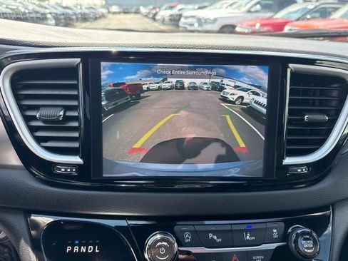 Used 2026 Chrysler Pacifica Select FWD image 16