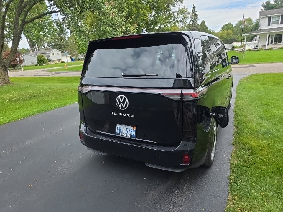 Used 2025 Volkswagen ID. Buzz 1st Edition RWD image 3
