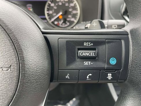 Used 2024 Nissan Rogue SV image 32