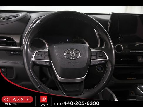 Used 2024 Toyota Highlander XLE FWD image 7