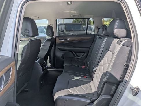 Used 2025 Volkswagen Atlas SE FWD image 15