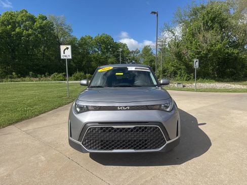 Used 2025 Kia Soul LX w/ LX Technology Package FWD image 2