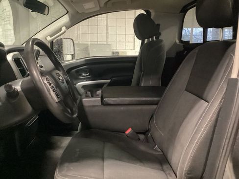 Used 2017 Nissan Titan SV image 11