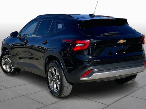 Used 2025 Chevrolet Trax LT w/ LT Convenience Package image 12