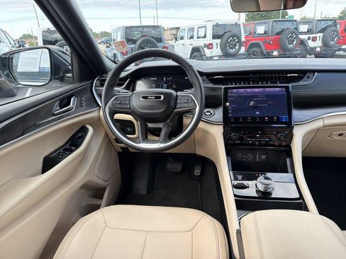 Used 2025 Jeep Grand Cherokee Limited AWD/4WD image 21