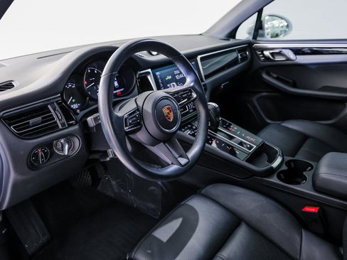 Certified 2023 Porsche Macan image 4