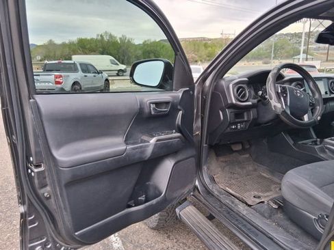 Used 2019 Toyota Tacoma TRD Off-Road w/ Technology Package image 3