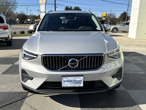 Used 2025 Volvo XC40 B5 Core image 3