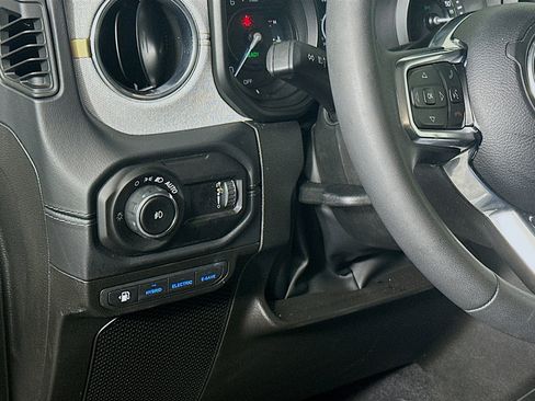 Used 2025 Jeep Wrangler Sahara w/ Safety Group image 17