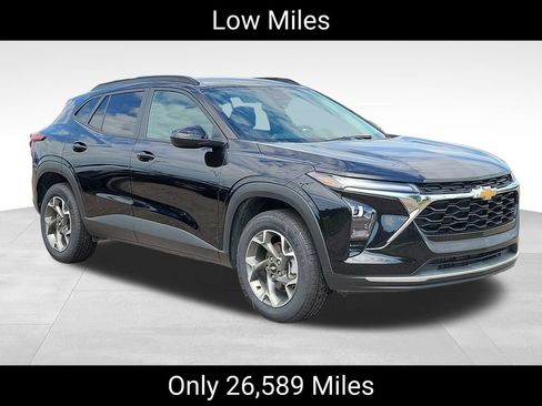 Used 2025 Chevrolet Trax LT w/ Driver Confidence Package FWD image 2