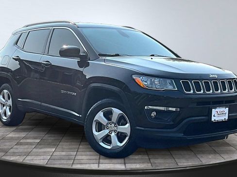 Used 2019 Jeep Compass Latitude w/ Popular Equipment Group AWD/4WD image 3