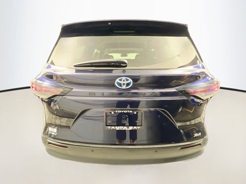 Used 2025 Toyota Sienna XLE FWD image 6
