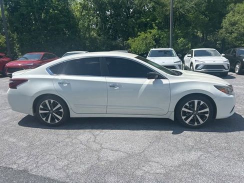 Used 2017 Nissan Altima 2.5 SR FWD image 2