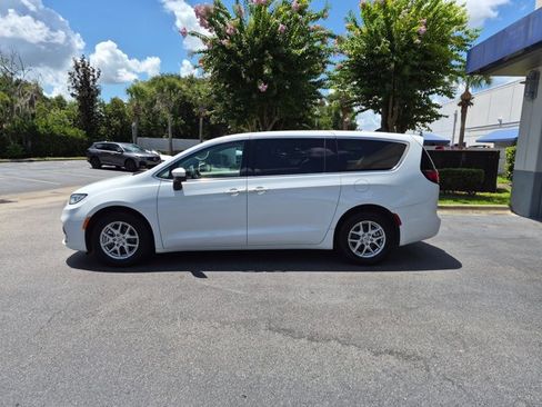Used 2023 Chrysler Pacifica Touring-L FWD image 9